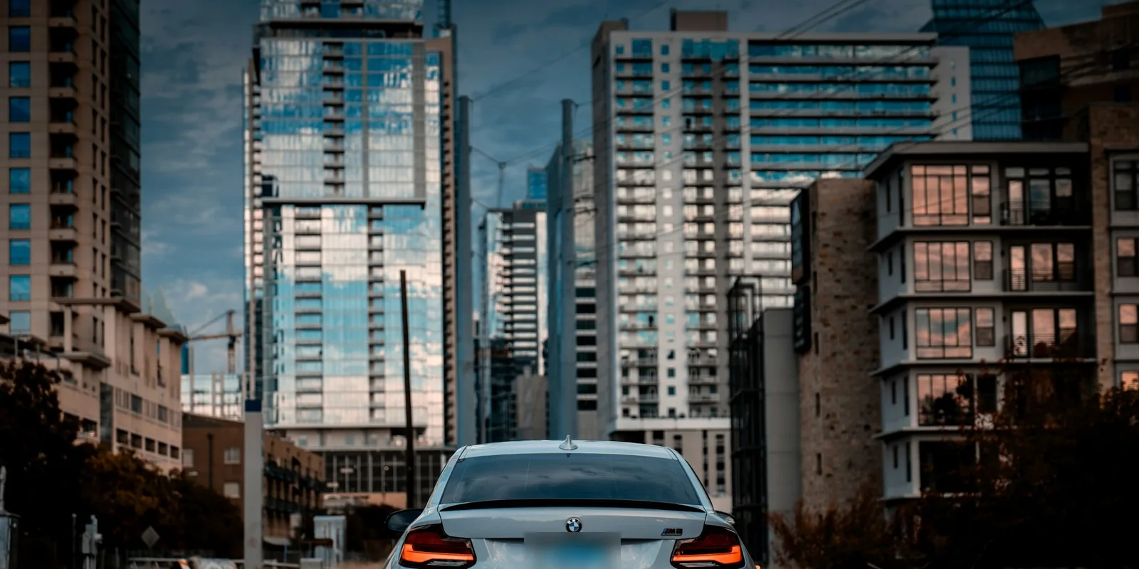 銀のBMWの後ろ姿（イメージ）