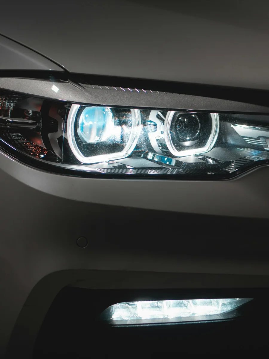 Headlight close-up (image)