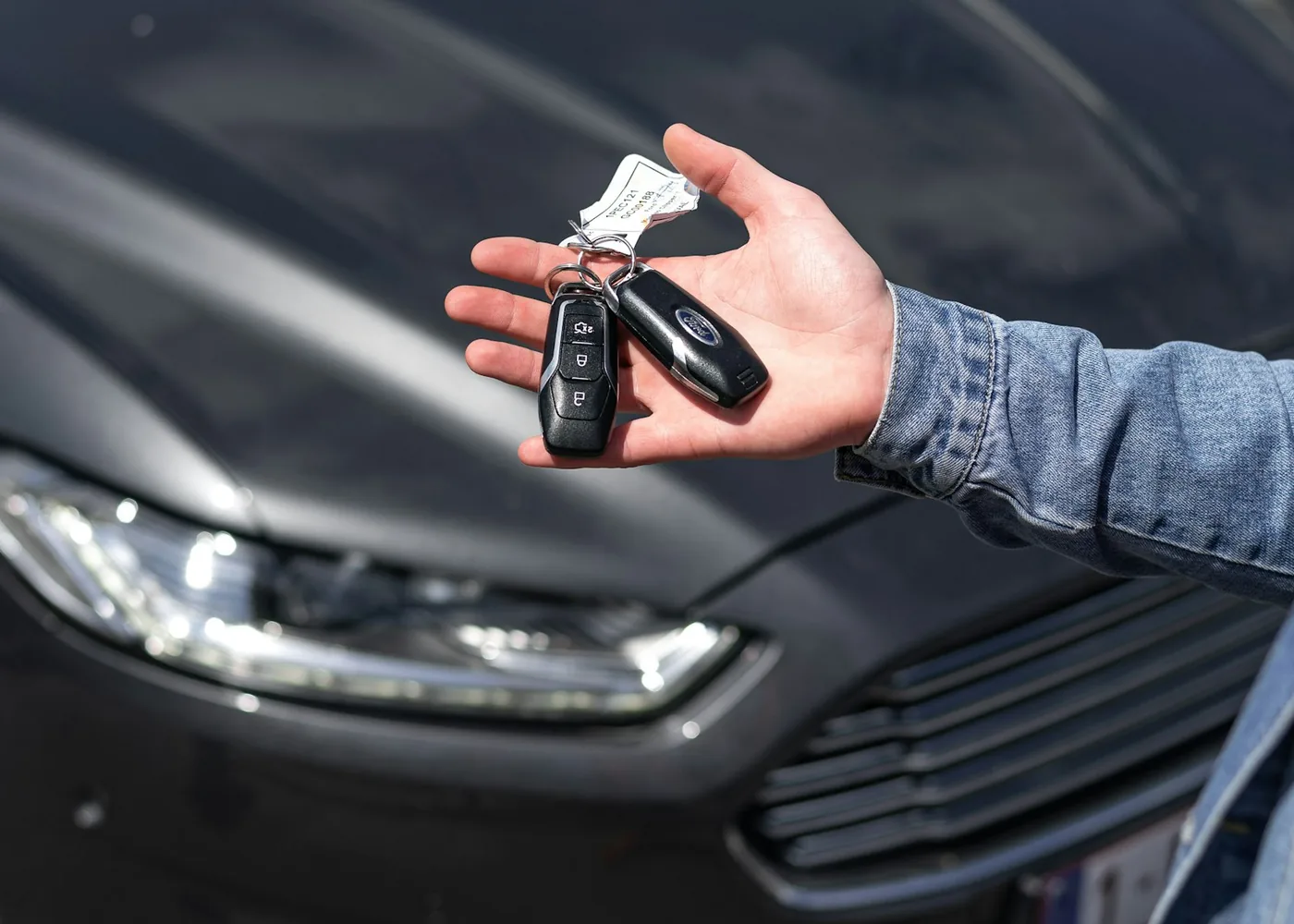 Handing over the key (image)