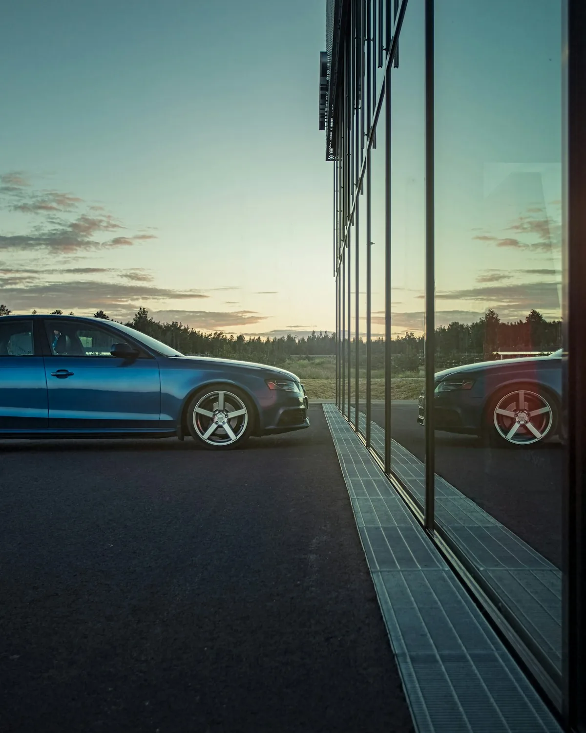 Glass building and car (image)